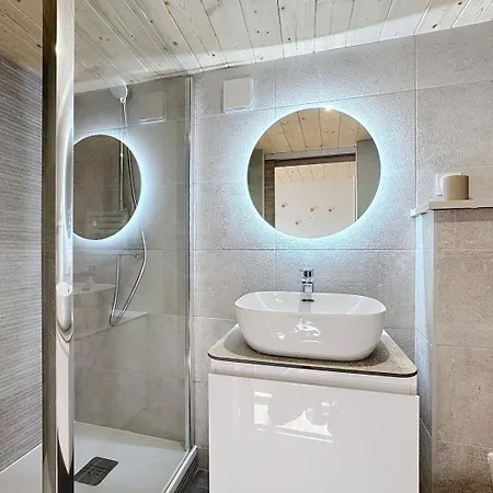 Guest house Fleurie - Centre - Et Salle De Bain Wc Privee - Cuisine Partagee Anse